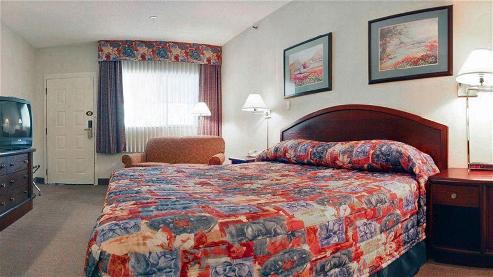Art Infiniti Hotel Pitt Meadows Екстериор снимка