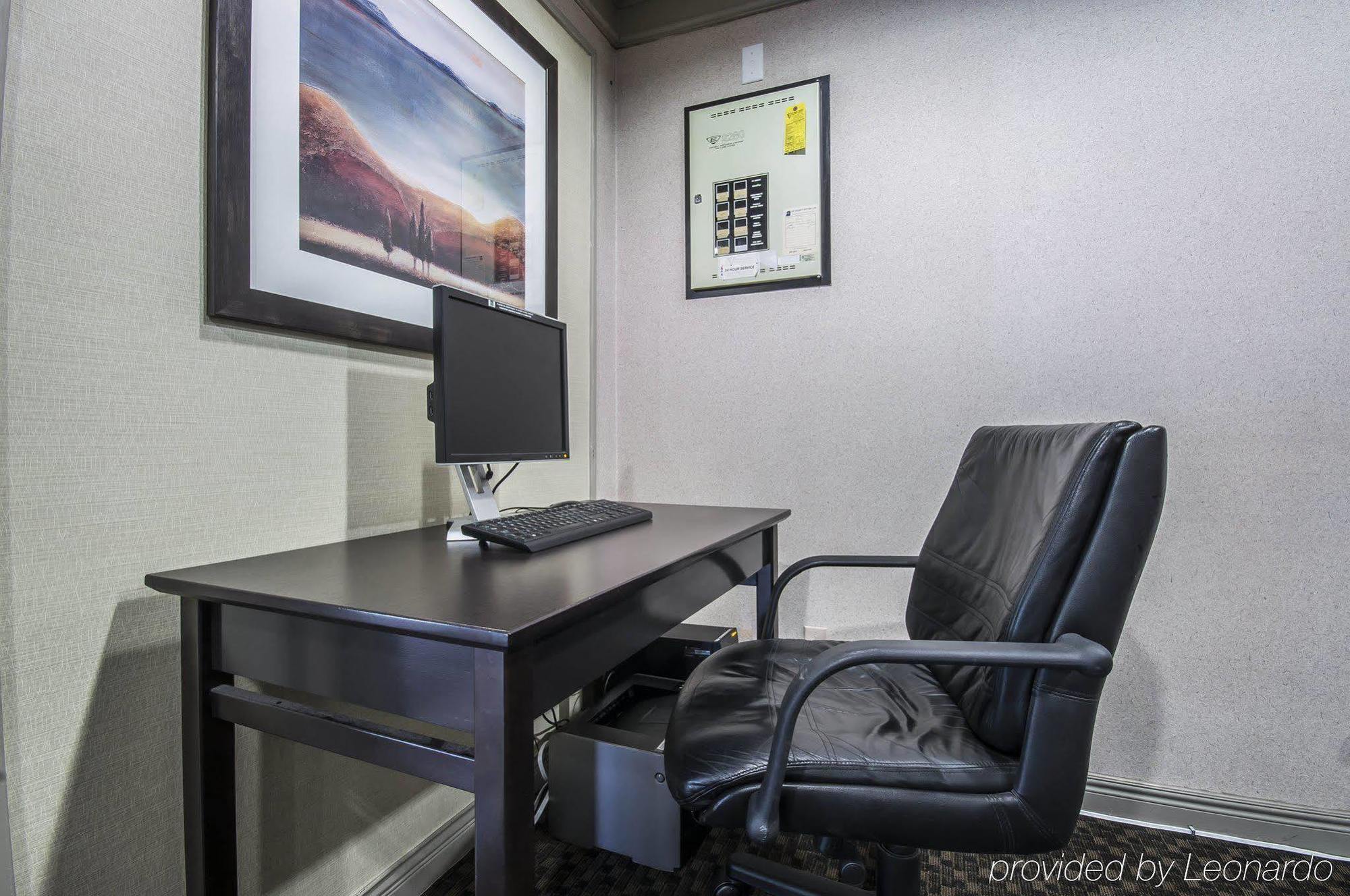 Art Infiniti Hotel Pitt Meadows Екстериор снимка