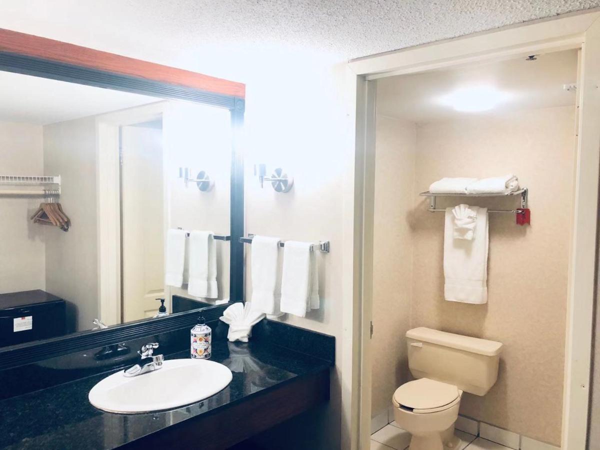 Art Infiniti Hotel Pitt Meadows Екстериор снимка