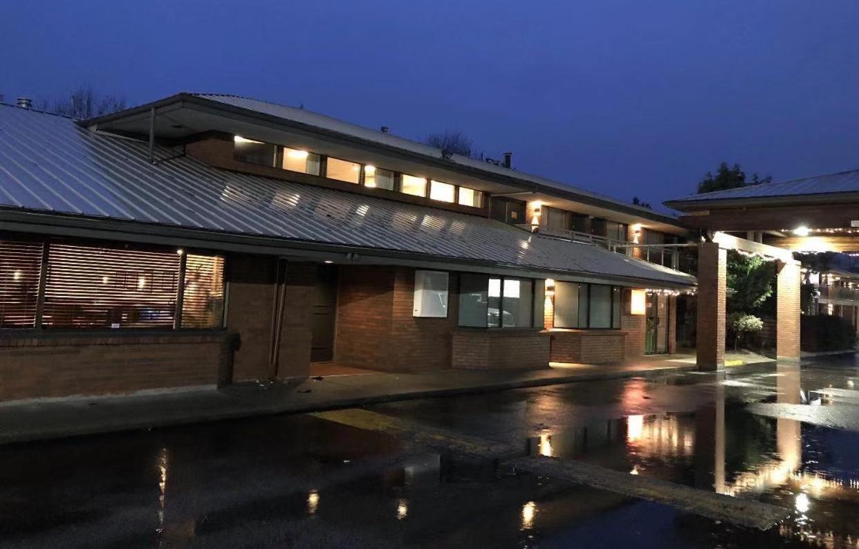 Art Infiniti Hotel Pitt Meadows Екстериор снимка